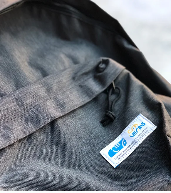 Étiquette tissée IMF cousue sur le sac à dos